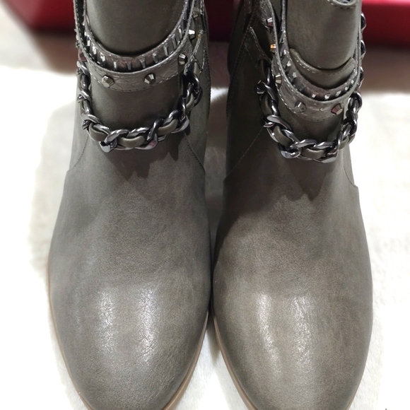 🆕️🆑 Jennifer Lopez Ankle Boots | Block Heel Leather Straps & Chains Details 9½ - Picture 5 of 14